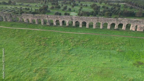 Vista aerea del parco degli acquedotti a Roma. Storia millenaria dell'impero Romano sull'Appia antica.
