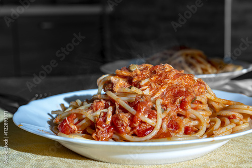 Fotografia Plate of spaghetti with tuna and tomato