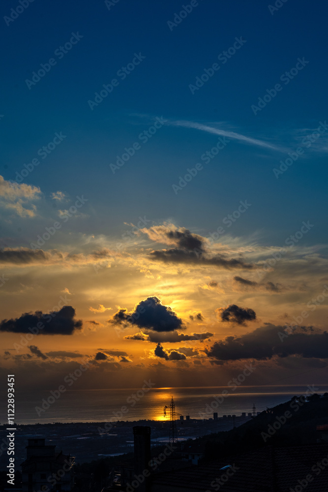 Obraz premium Scenery sun sunset behind the clouds