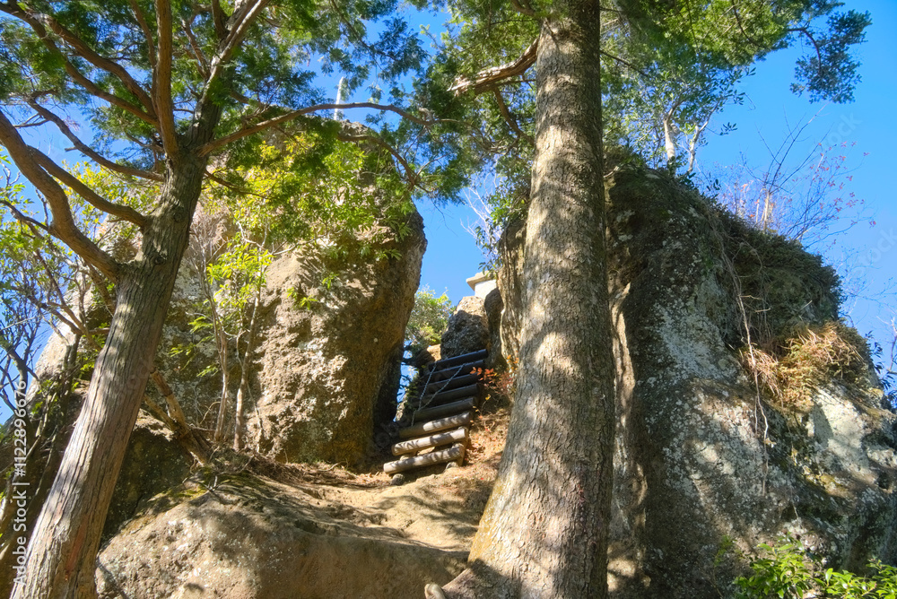 Fototapeta premium 千葉の高宕山、大岩の上にある山頂