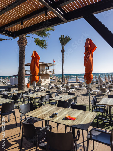 Obraz na płótnie Beachfront Cafe and Palm Trees w salonie