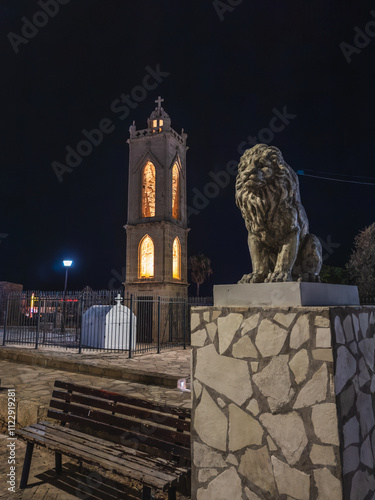 Obraz na płótnie Illuminated Tower and Lion Statue at Night w salonie