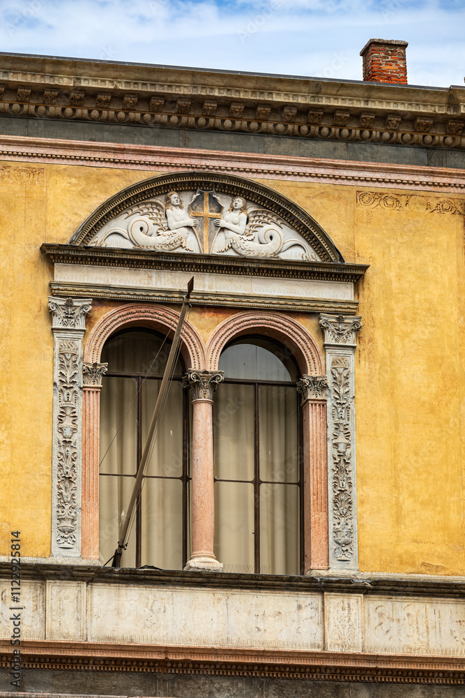 Obraz premium Windows of the old building