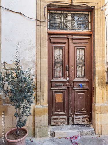 Obraz na płótnie Traditional Arched Doorway in Nicosia w salonie