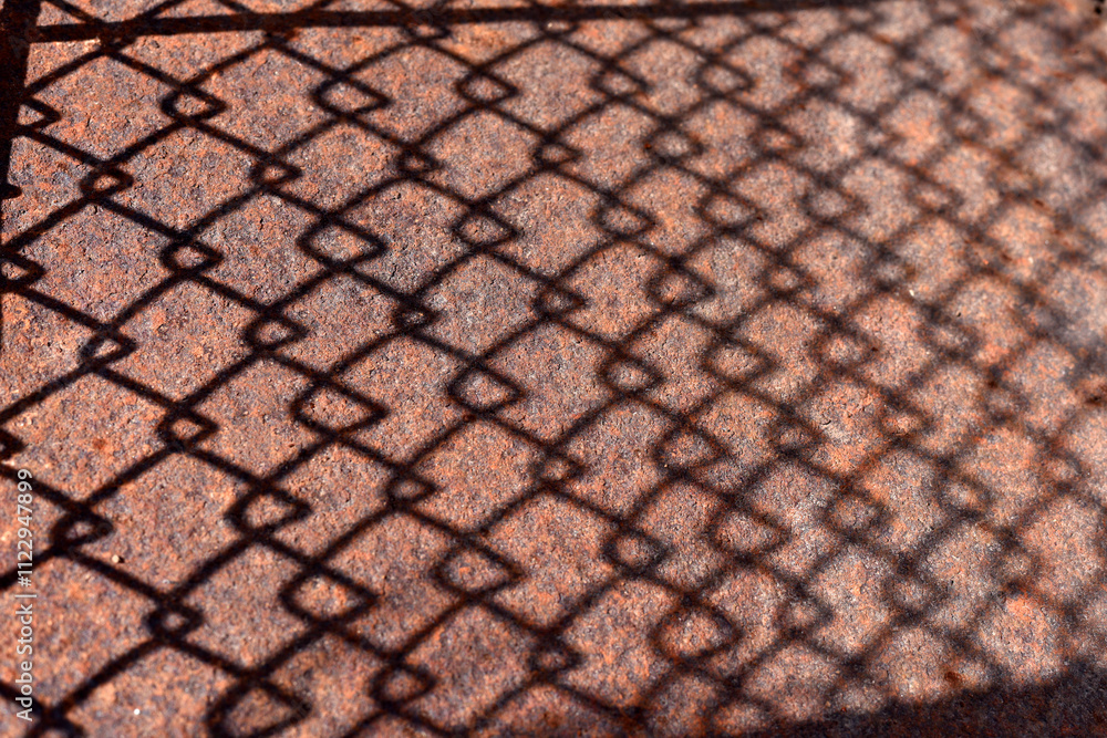 Naklejka premium old iron sheet. falling shadow. Old cracked, Rusty metal surface. Rusty steel. vintage style. rusty iron. for background and text. close-up. oxidation, destruction. mesh shadow on surface