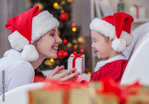Obraz na płótnie Mother surprising her daughter with christmas gift w salonie