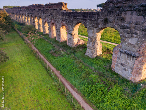 Obraz na płótnie Aqueduct Park. An aerial view of ancient Rome.History of the Roman Empire w salonie