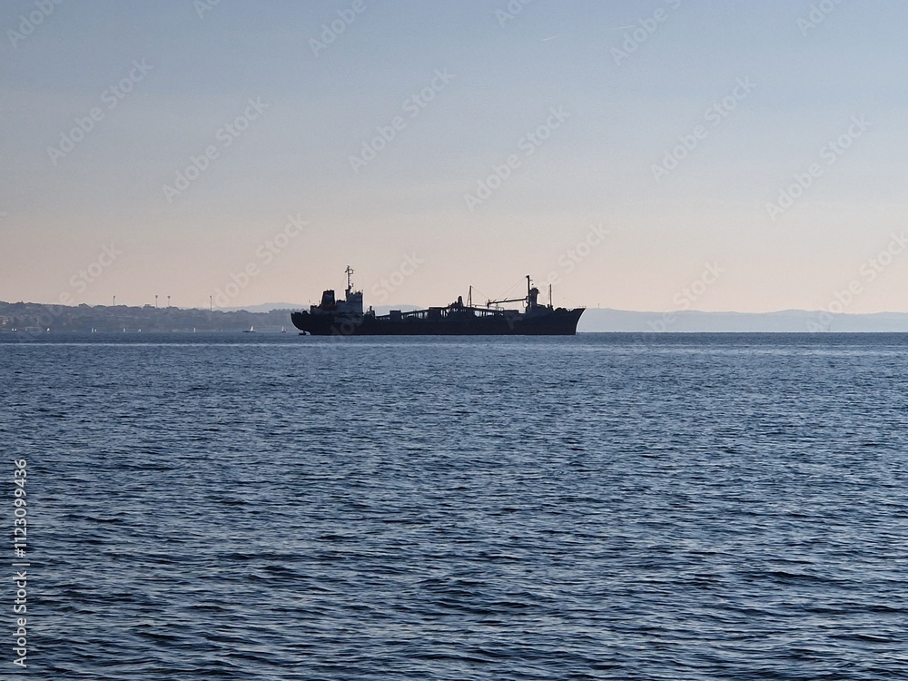 Obraz premium oil tanker at sunset