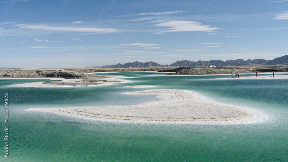 Obraz premium The Scenery of emerald salt Lake in Dachaidan, Northwest China