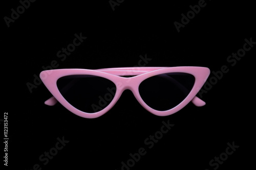 Obraz na płótnie pink cat eye sunglasses lying on black background w salonie