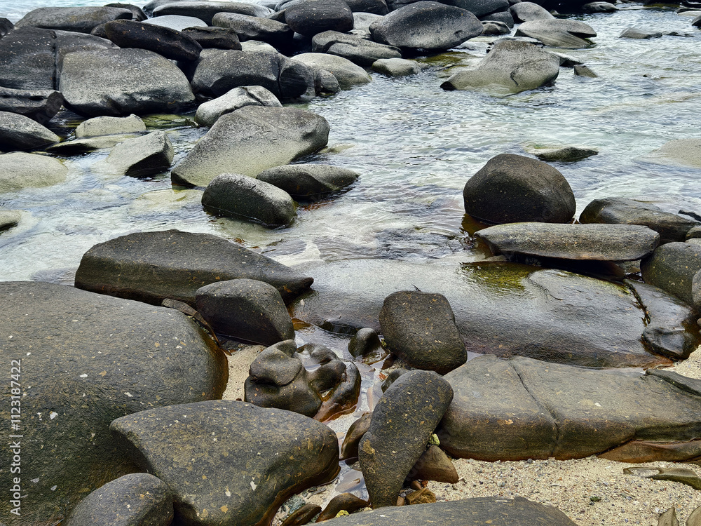 Obraz premium Rugged coastal rocks featuring unique beautifully textures
