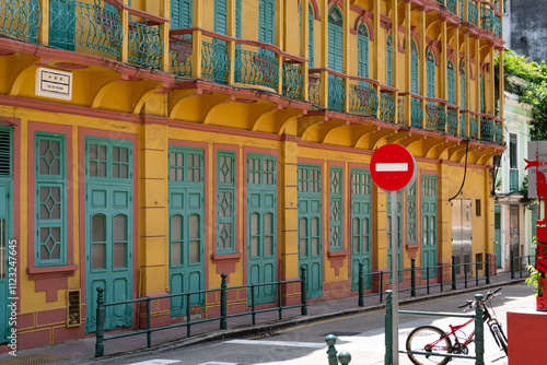 Obraz na płótnie Rua do Volong street old town retro building in Macau w salonie
