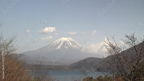 富士山の裾野と湖を前に聳える富士山、タイムラプス、固定撮影