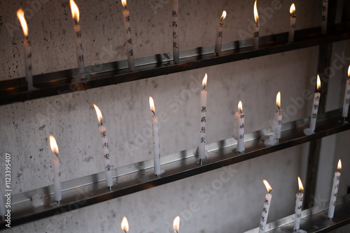 Obraz na płótnie Burning worship candles in the Buddhist Temple w salonie