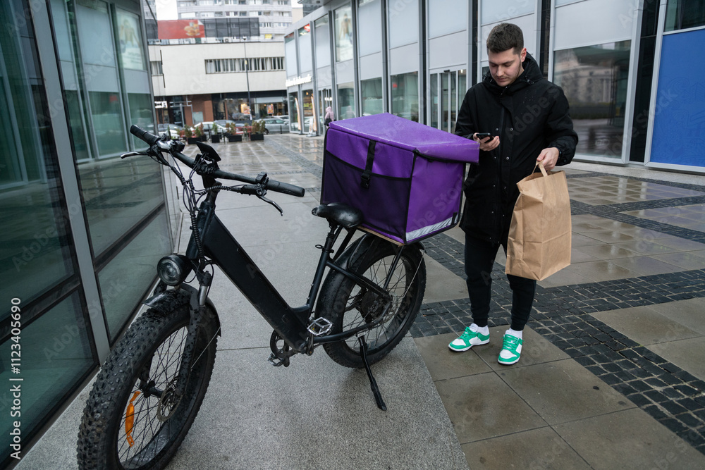 Obraz premium courier on a bicycle courier on a bicycle