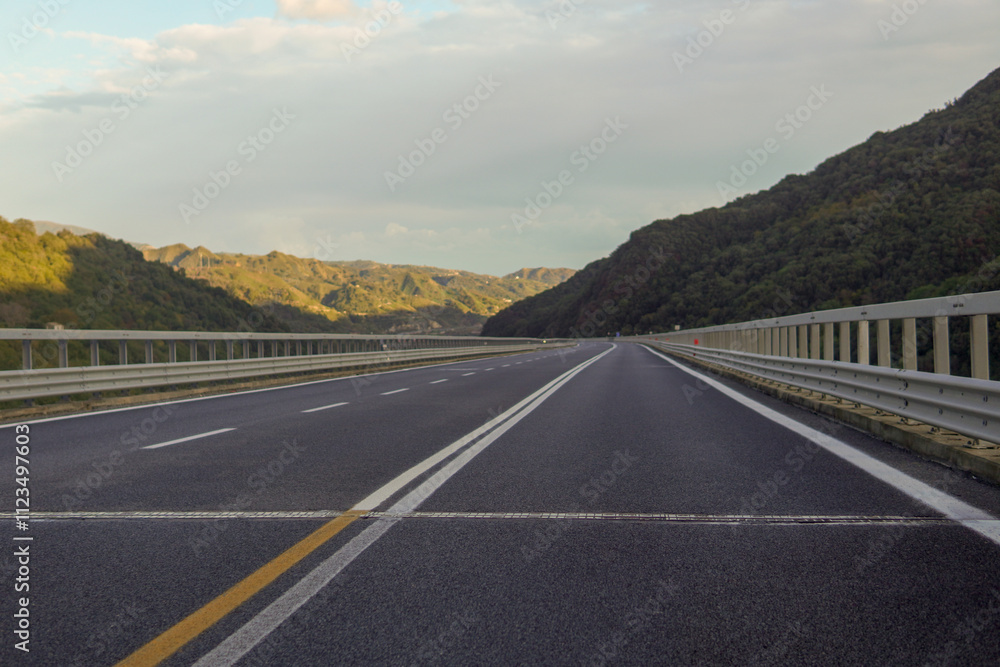 Fototapeta premium A highway that runs through the mountains and offers magnificent views of the mountain peaks.