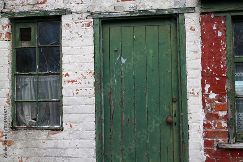 Foto Old wooden door of a fisherman shed - Ferryden - Montrose - Scotland - UK