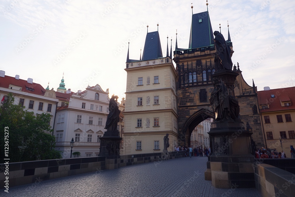 Obraz premium The sunrise over Charles Bridge in Prague, Czech Republic, is picturesque