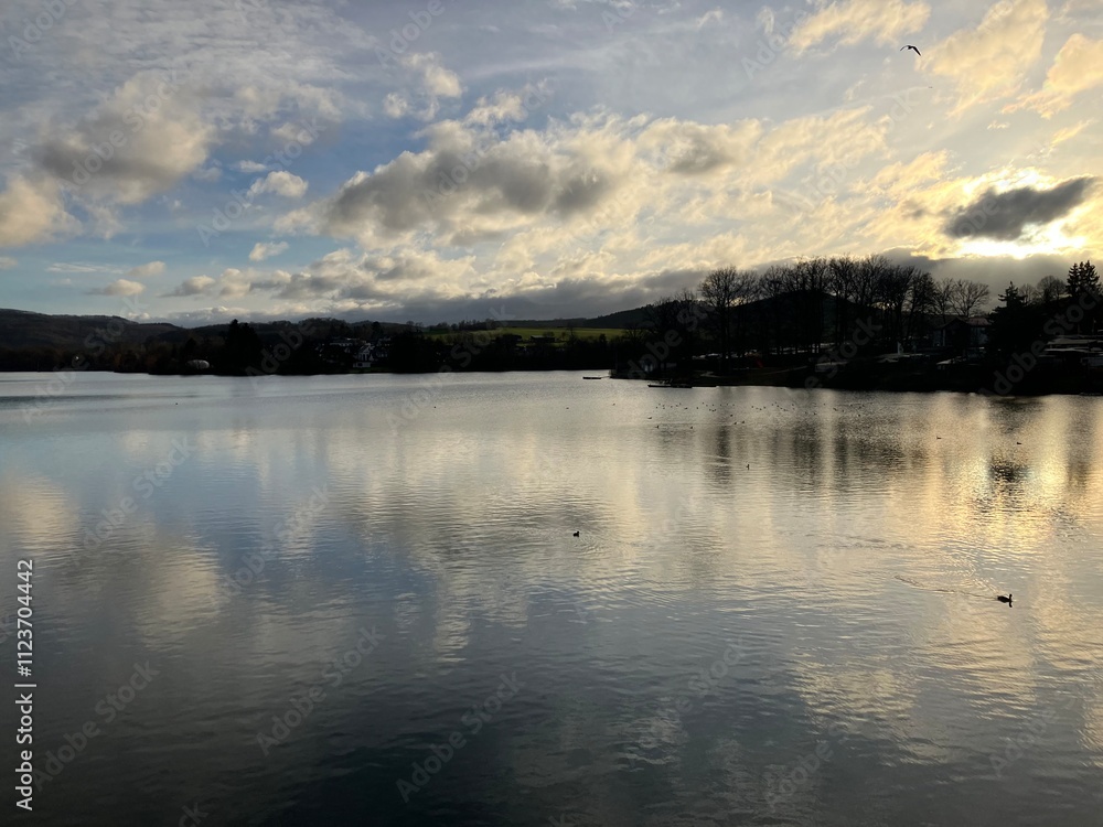 Obraz premium Abendstimmung am Vorbecken der Sorpetalsperre bei Sundern im Sauerland