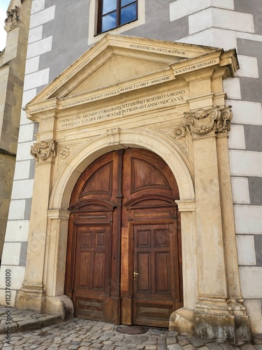 Canvas Print Elegant Historical Church Doorway With Arched Design And Stone Details