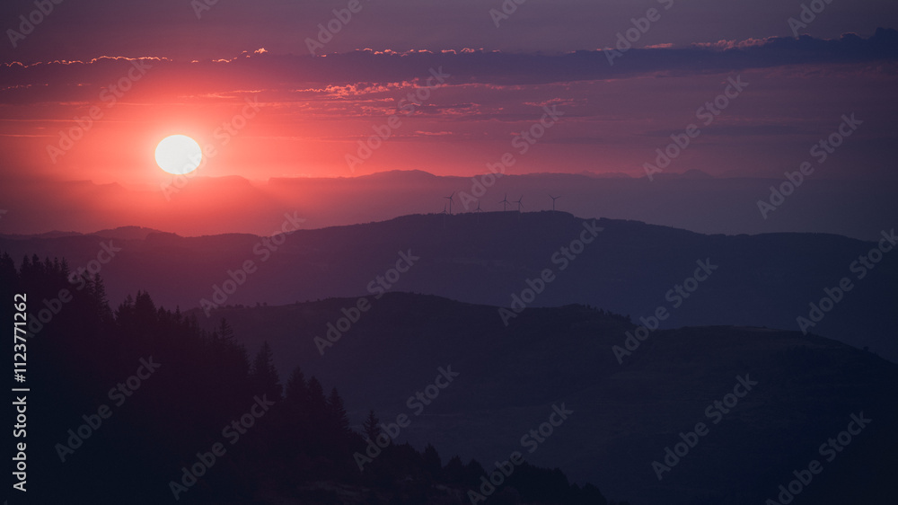 Fototapeta premium lever de soleil sur des collines en Ardèche