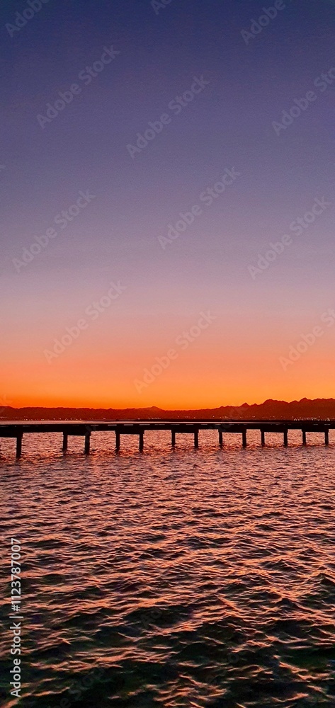 Obraz premium Sunset with beautiful colors by the sea and marina