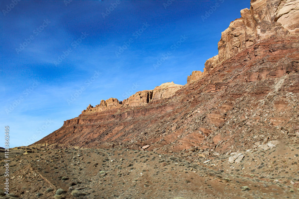 Fototapeta premium Striking Sedimentary Rock Formation in Utah Canyon Under Blue Sky