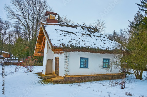 Obraz na płótnie The small widow's house in winter, Pereiaslav Scansen, Ukraine w salonie