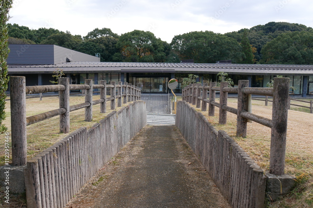 岩戸山歴史文化交流館の前に続く小道 岩戸山歴史文化交流館の前に続く小道