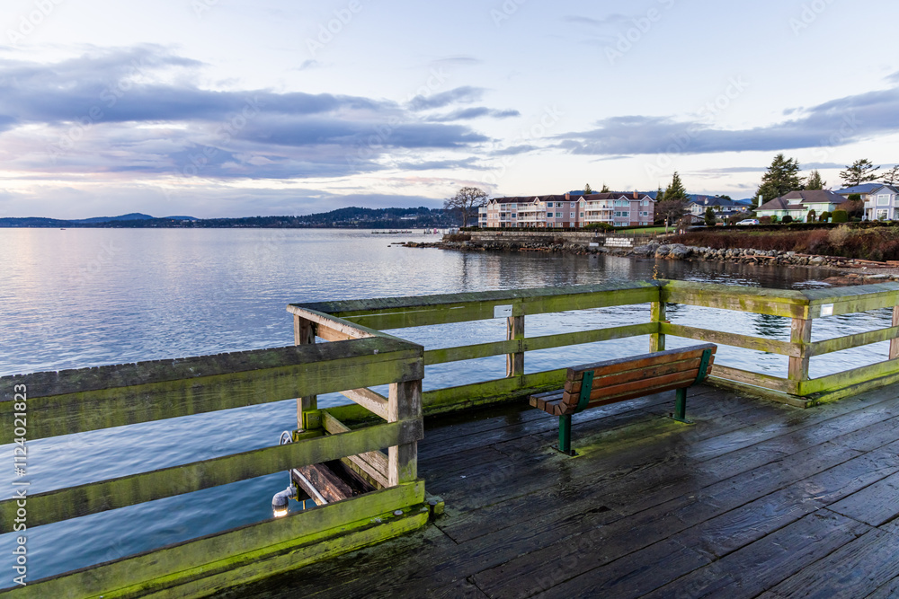 Fototapeta premium Serene Sunrise Over Sidney Pier on Vancouver Island in Canada