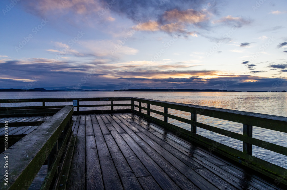 Obraz premium Peaceful Sunrise Over Waterfront Dock in Sidney, Vancouver Island Canada
