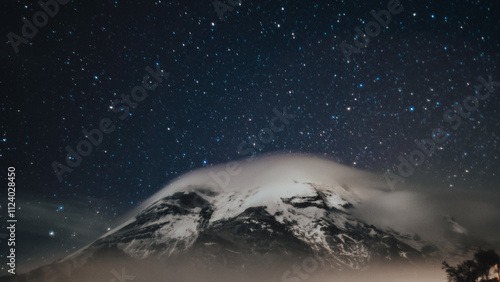 Volcán Chimborazo bajo las estrellas