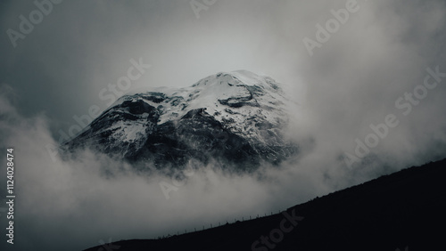 Volcán Chimborazo entre las nubes