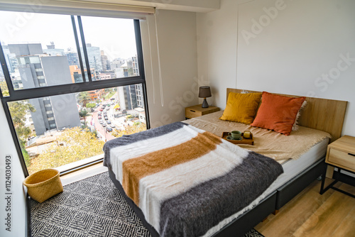 amplia habitacion amoblada con veladores y accesorios , acabados modernos e iluminado