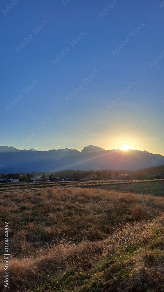 Obraz premium 夕日が差す南アルプスの風景