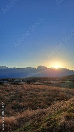 夕日が差す南アルプスの風景