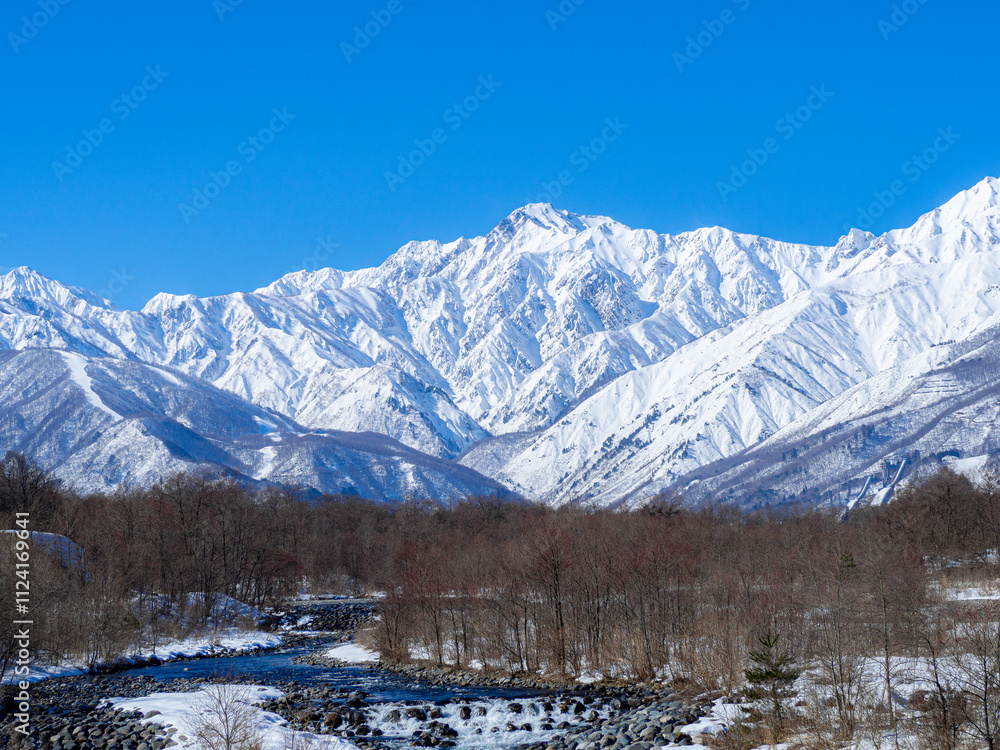 Fototapeta premium 冬の北アルプス 青空と山並み 長野県白馬村