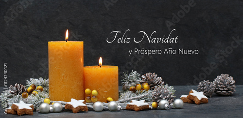 Tarjeta navideña con saludo de Año Nuevo: decoración con velas amarillas, estrellas de canela, nueces y bolas navideñas. Feliz Navidad y próspero año nuevo. photo