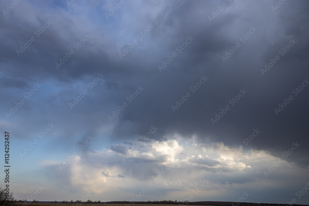 Fototapeta premium The sky is cloudy and the sun is setting