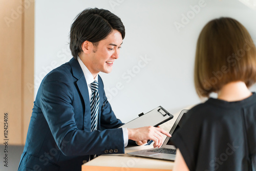 Wallpaper Mural 女性客を接客する若い男性ビジネスマン（商談・問い合わせ・カウンセリング）
 Torontodigital.ca