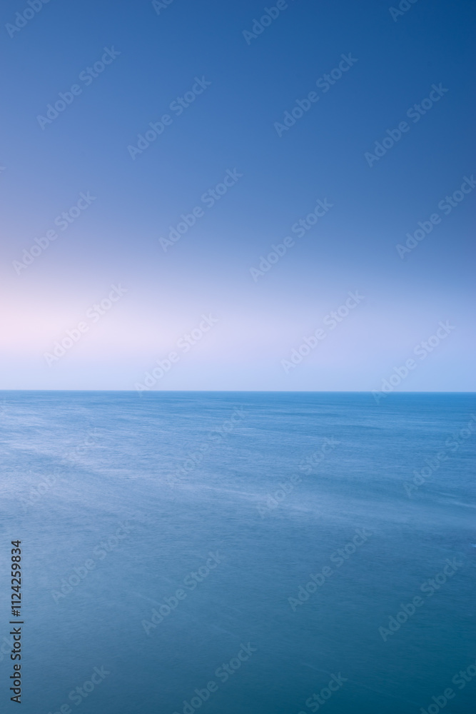 Obraz premium 夜明け前のシンプルな海と空の風景