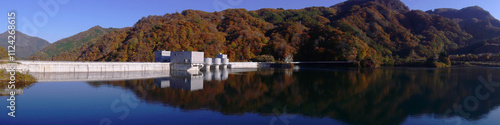 日本　群馬県の「八ッ場（やんば）ダム」と紅葉の反射のパノラマ風景【八ッ場（やんば）あがつま湖】
