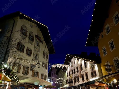 Weihnachtsmarkt, Adventmarkt, Christkindlmarkt, Weihnachtsbeleuchtung, Kitzbühel photo