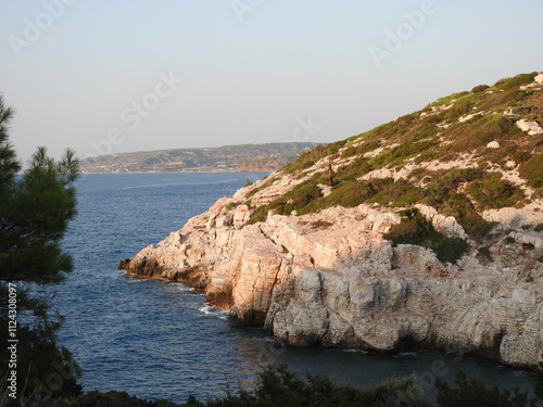 Bucht von Kopria Beach an der Westküste vor Rhodos im Abendlicht