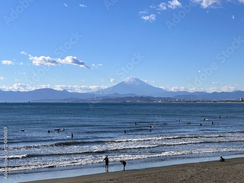 Views of Mount Fuji with Enoshima Island Some view points are not on the island, which allows us to admire Enoshima together with Mount Fuji, like Hokusai’s painting.