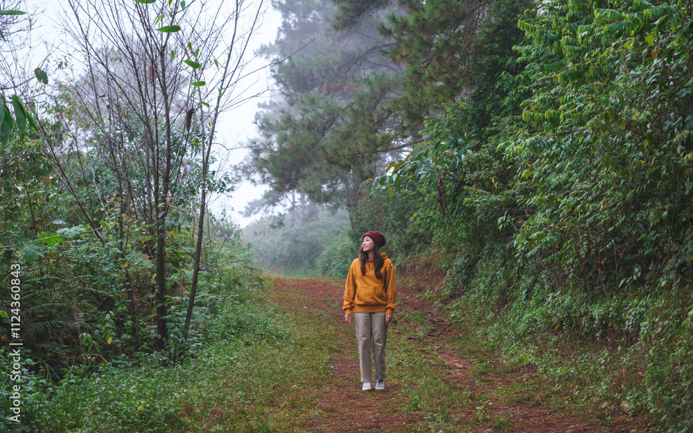 Obraz premium Portrait image of a woman walking in the forest