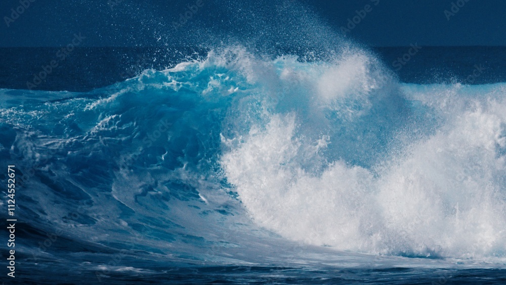 Obraz premium Ocean wave breaks in the Maldives