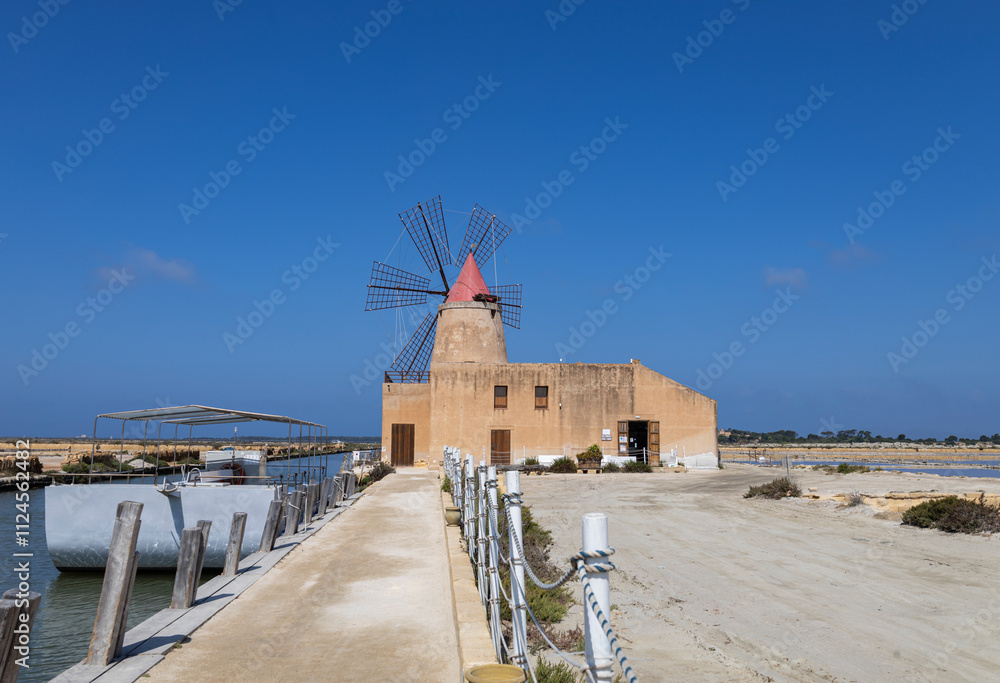 Φωτογραφία TRAPANI, ITALY, JUNE 28, 2023 - Oriented nature reserve Saline of Trapani and Pa