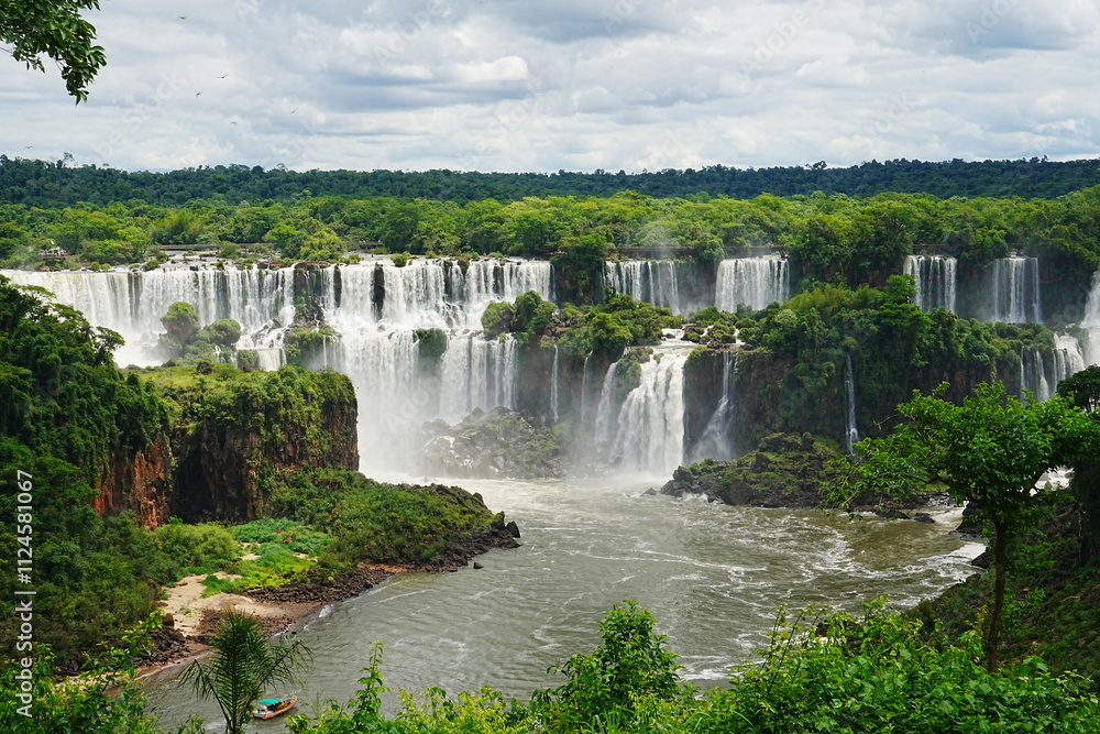 Fototapeta premium Iguazu Falls in Argentina and Brazil - ブラジル イグアスの滝
