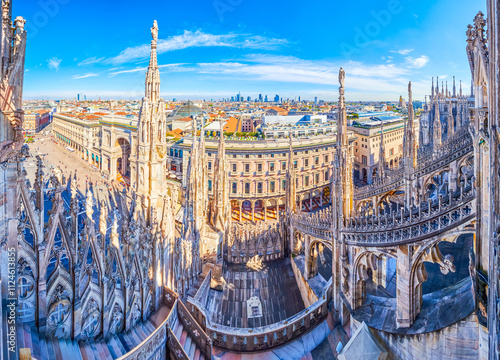 Obraz na płótnie The view through gothic flying buttresses of Milan Cathedral, Italy w salonie